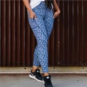 Zyia Active Blue Haystacks Light N
Tight Pocket Leggings  7/8 24” Size 2